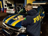 PRF prende três traficantes com cocaína e apreende 30 mil reais sem comprovação de origem em Passo Fundo