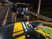 PRF recupera carro roubado e prende assaltante armado em Porto Alegre