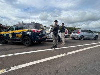 PRF prende dois homens e recupera em Gravataí carro roubado na Capital