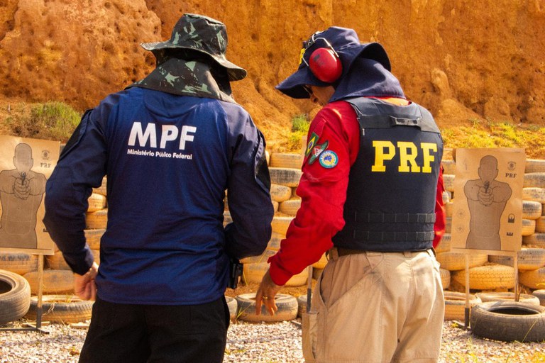 Em Porto Velho/RO, PRF ministra instrução de tiro ao MPF