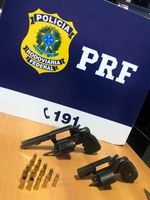 Em Porto Velho/RO, PRF apreende duas armas de fogo escondidas em um veículo