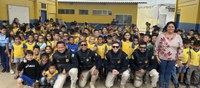 Em Porto Velho/RO, PRF realiza ação solidária em escola municipal