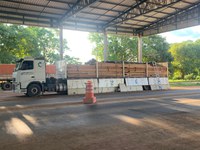 Em Ariquemes/RO, PRF identifica mais um transporte irregular de madeira