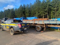 Em Vilhena/RO, PRF identifica transporte irregular de madeira