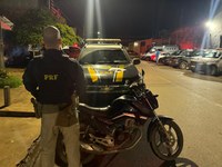 PRF detém homem com motocicleta adulterada e dois mandados de prisão em aberto em Porto Velho/RO