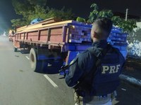 Em Porto Velho/RO, PRF identifica transporte irregular de madeira