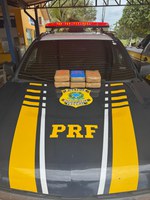 Em Guajará-Mirim, PRF prende passageira de táxi transportando maconha