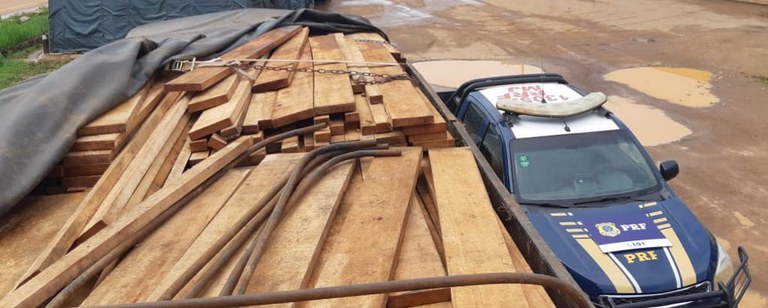 Em Humaitá/AM, PRF identifica transporte irregular de madeira