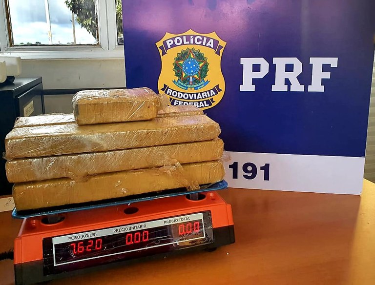 Em Porto Velho/RO, PRF flagra adolescente de 14 anos com 9 tabletes de maconha