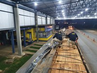 Em aproximadamente 10 minutos, PRF identifica mais de 100 m³ de madeira sendo transportada de maneira irregular, na cidade de Ariquemes