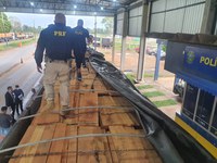 Em Ariquemes, PRF identifica transporte irregular de madeira