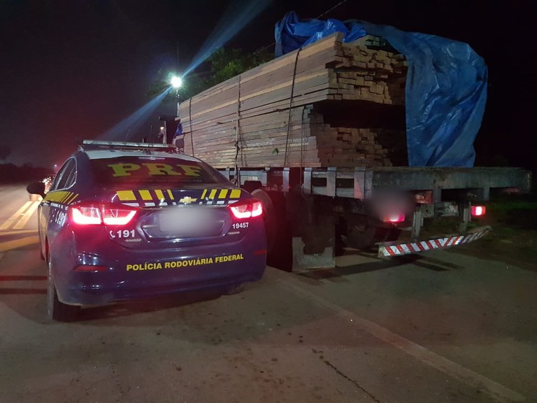 Em Porto Velho/RO, PRF identifica transportes irregulares de madeira