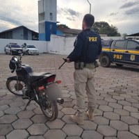 PRF recupera motocicleta roubada e flagra um condutor sem CNH, em Pacaraima (RR)