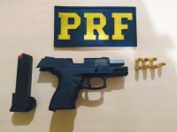 PRF em Roraima prende homem por porte ilegal de arma de fogo e outro por embriaguez ao volante