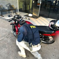 PRF em Roraima Recupera veículo com restrição de roubo/furto e prende foragido