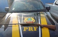 PRF apreende arma de fogo, motocicleta adulterada e madeira em Roraima