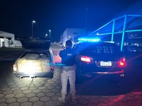PRF em Roraima apreende 2 veículos, 3 toneladas em contrabando, uma arma de fogo e prende dois foragidos