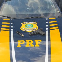 PRF apreende arma de fogo e 9 toneladas de descaminho em Roraima