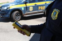 PRF prende duas pessoas por embriaguez ao volante, apreende veículo adulterado e lavra dois  TCOs