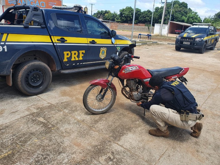 PRF recupera veículo roubado e apreende três motos adulteradas