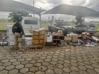 PRF apreende Kombi com mais de R$ 1 milhão em produtos contrabandeados da Guiana