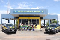 PRF e alunos da escola Cunhatã Curumim realizam entrega de cartas