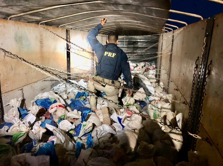 PRF apreende carregamento milionário de cassiterita em Roraima