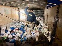 PRF apreende carregamento milionário de cassiterita em Roraima