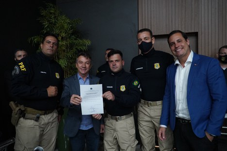 Na foto, O governador Antonio Denarium e o Deputado Federal PRF Nicoletti com o Diretor Geral Silvinei Vasques e com os PRF's Felipo e Lubenow