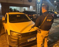 Motorista embriagado, não habilitado e procurado pela Justiça é preso com carro furtado na BR-101 em Itapema