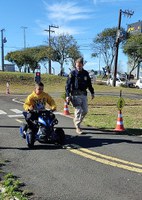 Crianças aprendem sobre trânsito brincando com policiais em Xanxerê