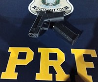 Pistola municiada é localizada em porta-luvas na BR-116