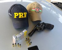 Ação conjunta PRF e PM prende homem armado procurado por roubo na BR-116