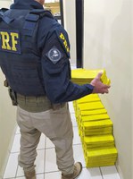 Homem é preso com maconha na BR-101 em Araquari