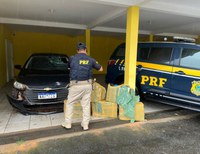 150 kg de maconha são encontrados em carro acidentado na BR-101 em Araquari