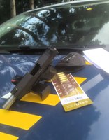 Pistola e munições são apreendidas na BR-280 em Rio Negrinho