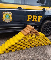 PRF localiza 80 kg de maconha em porta-malas de carro na BR-101 em Barra Velha