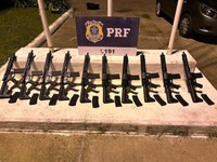 PRF localiza 10 fuzis escondidos no tanque e lataria de carro na BR-280 em Mafra