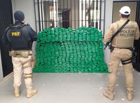 Ação conjunta PRF e PMRv intercepta carro transportando 680 kg de maconha no oeste catarinense
