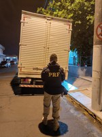 Na BR-101 em Sombrio, PRF recupera caminhão furtado no RS e proprietário agradece