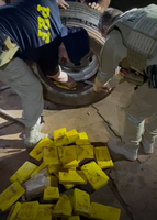 No oeste catarinense, PRF e Polícia Militar de Santa Catarina encontram 52 kg de cocaína e crack em carreta com donativos para o Rio Grande do Sul
