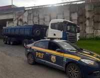 Quase 15 toneladas de excesso são flagradas em caminhão na BR-470 em Blumenau