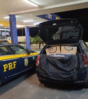 10 mil maços de cigarros contrabandeados são apreendidos na BR-101 em Tubarão