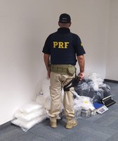 Ação conjunta PRF, PF e PM apreende carga milionária de cocaína em Balneário Camboriú