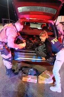 Ação conjunta PRF e PM apreende maconha e detém duas mulheres na BR-101 em Tubarão