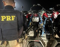 Motocicleta roubada em Curitiba e que seria revendida em loja de SC é flagrada sendo guinchada na BR-101 em Garuva