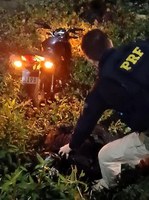 Motociclista que fazia racha na BR-101 com placa coberta por fita é preso em Palhoça