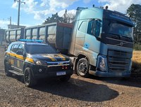 Motorista é flagrado com arma, 'rebite' e excesso de peso em caminhão no Oeste de SC