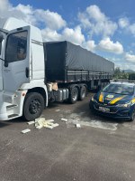 Motorista pula de caminhão em movimento, e PRF impede colisão em posto policial