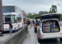 Parados no congestionamento há quase 48 horas, usuários da BR-101 recebem auxílio da PRF